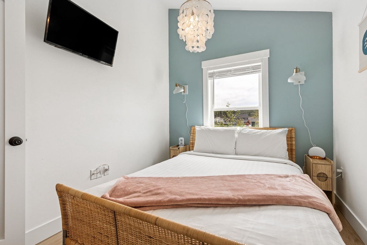 Guest queen bedroom