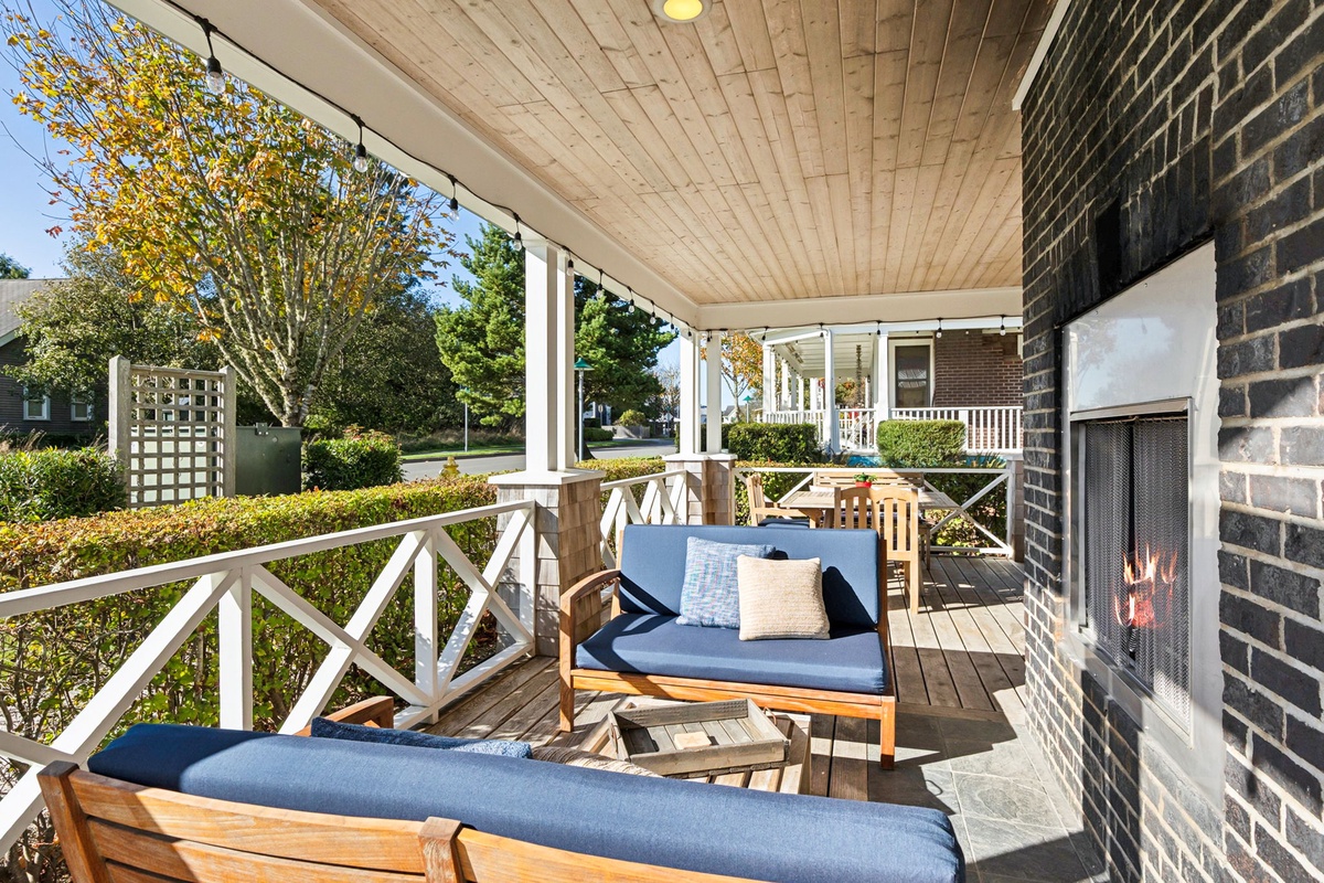 Outdoor gas fireplace