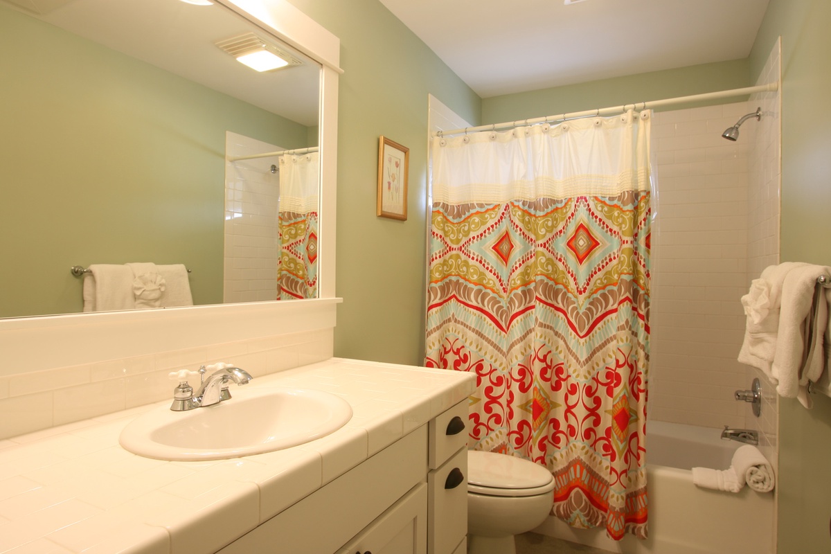 Spacious full bathroom to renew and refresh