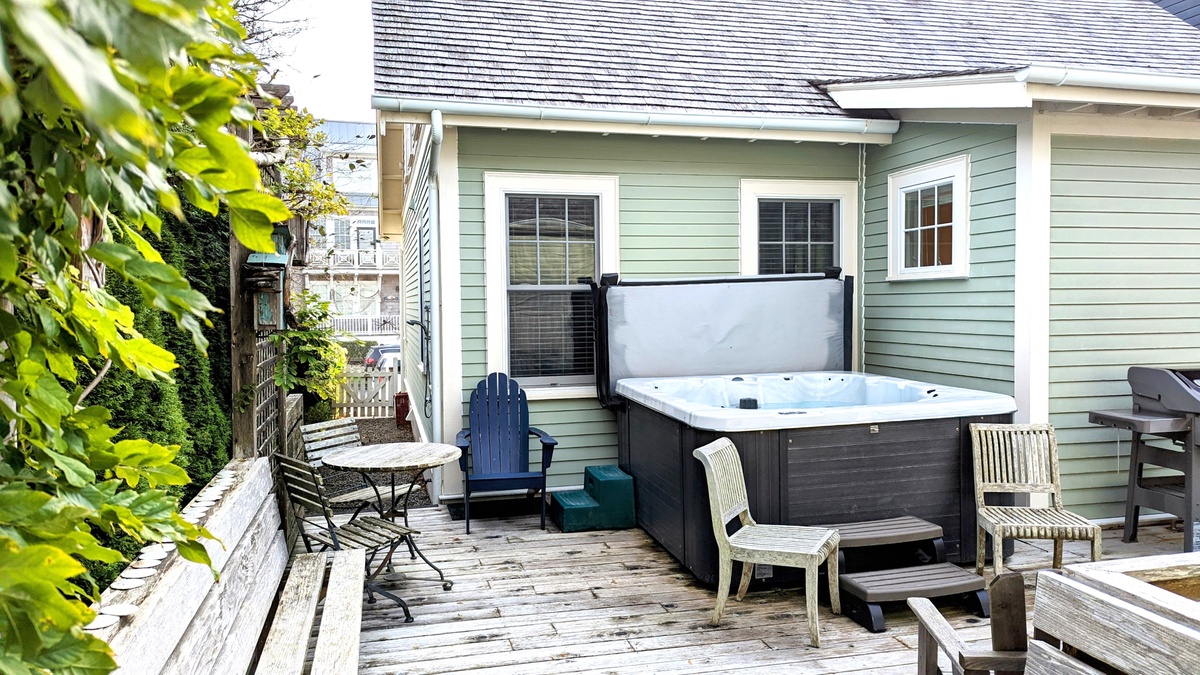 Unwind in the spacious private hot tub