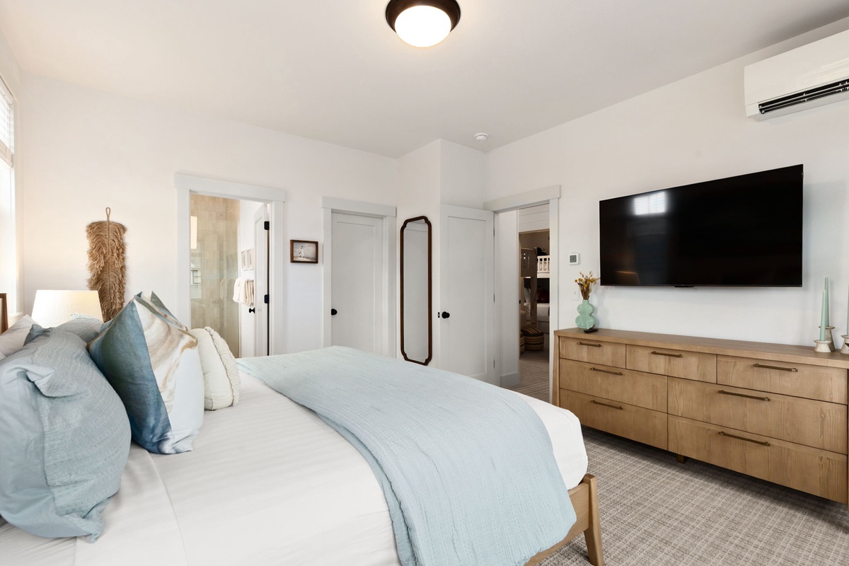 King ensuite bedroom