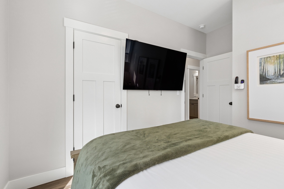 Guest queen bedroom