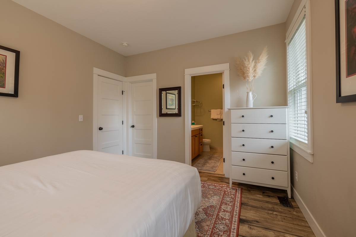 Queen bedroom with ensuite bathroom