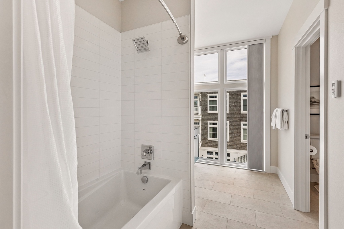Upstairs full guest bathroom
