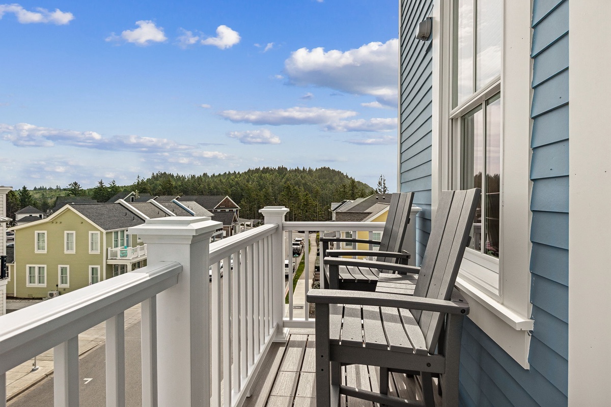 Guest king bedroom balcony
