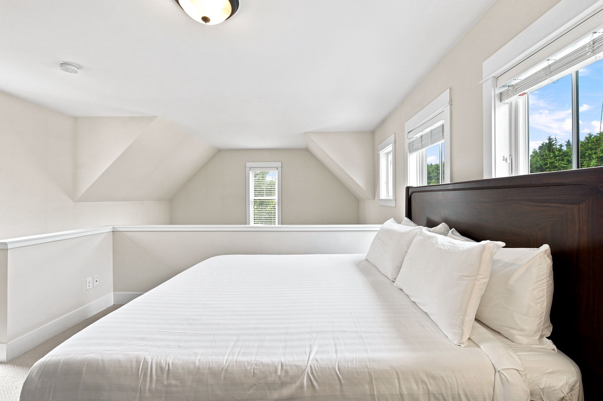 King loft bedroom