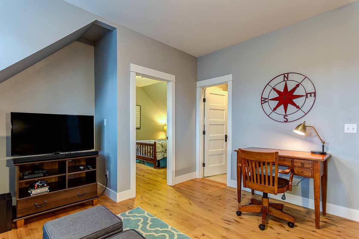 Queen bedroom and jack-n-jill bathroom from entertainment room