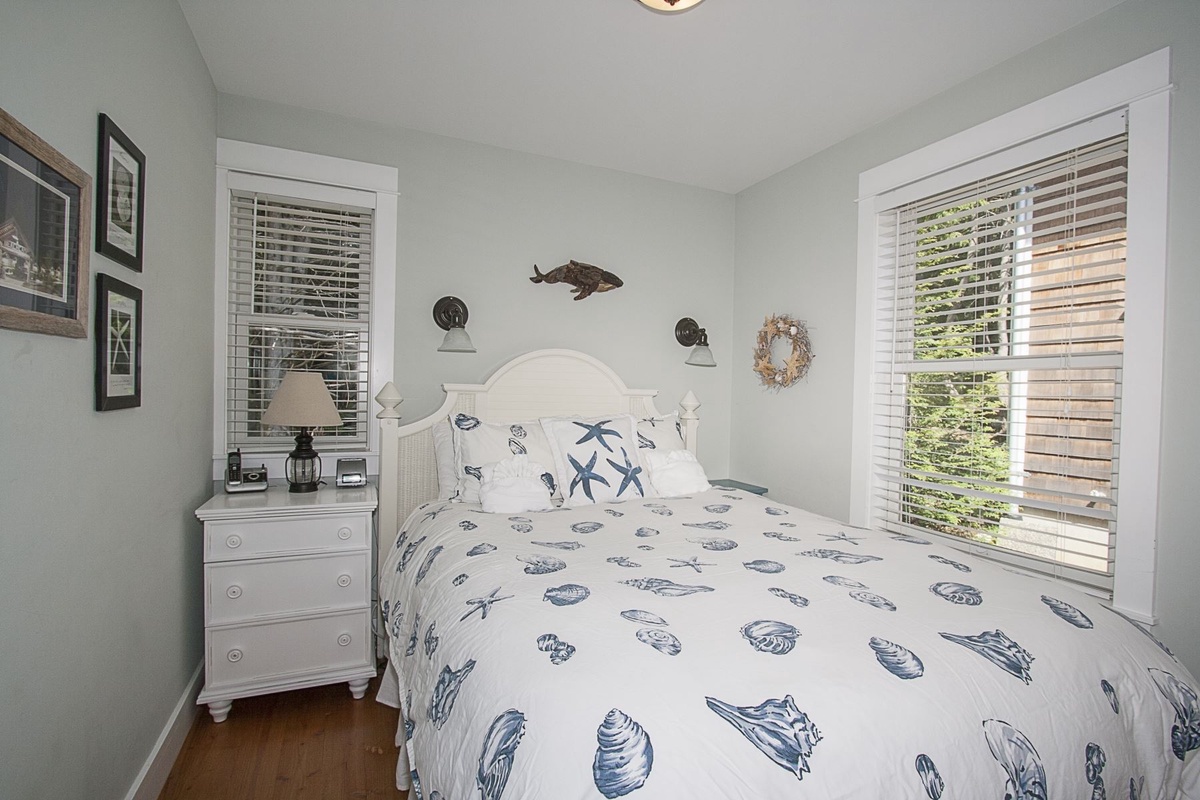 Downstairs queen bedroom