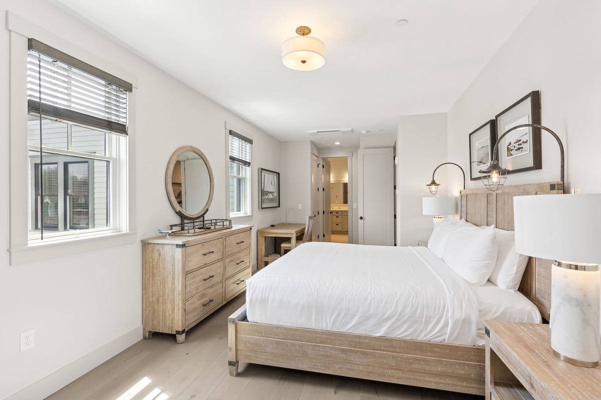 Guest king bedroom