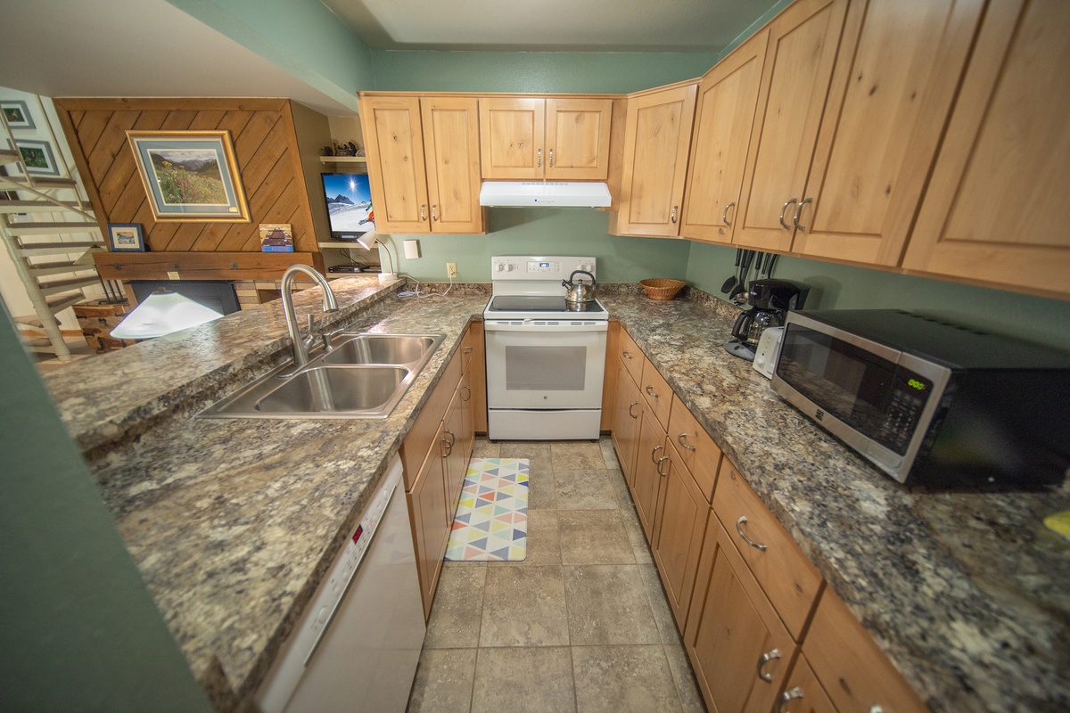 Spacious, fully equipped kitchen