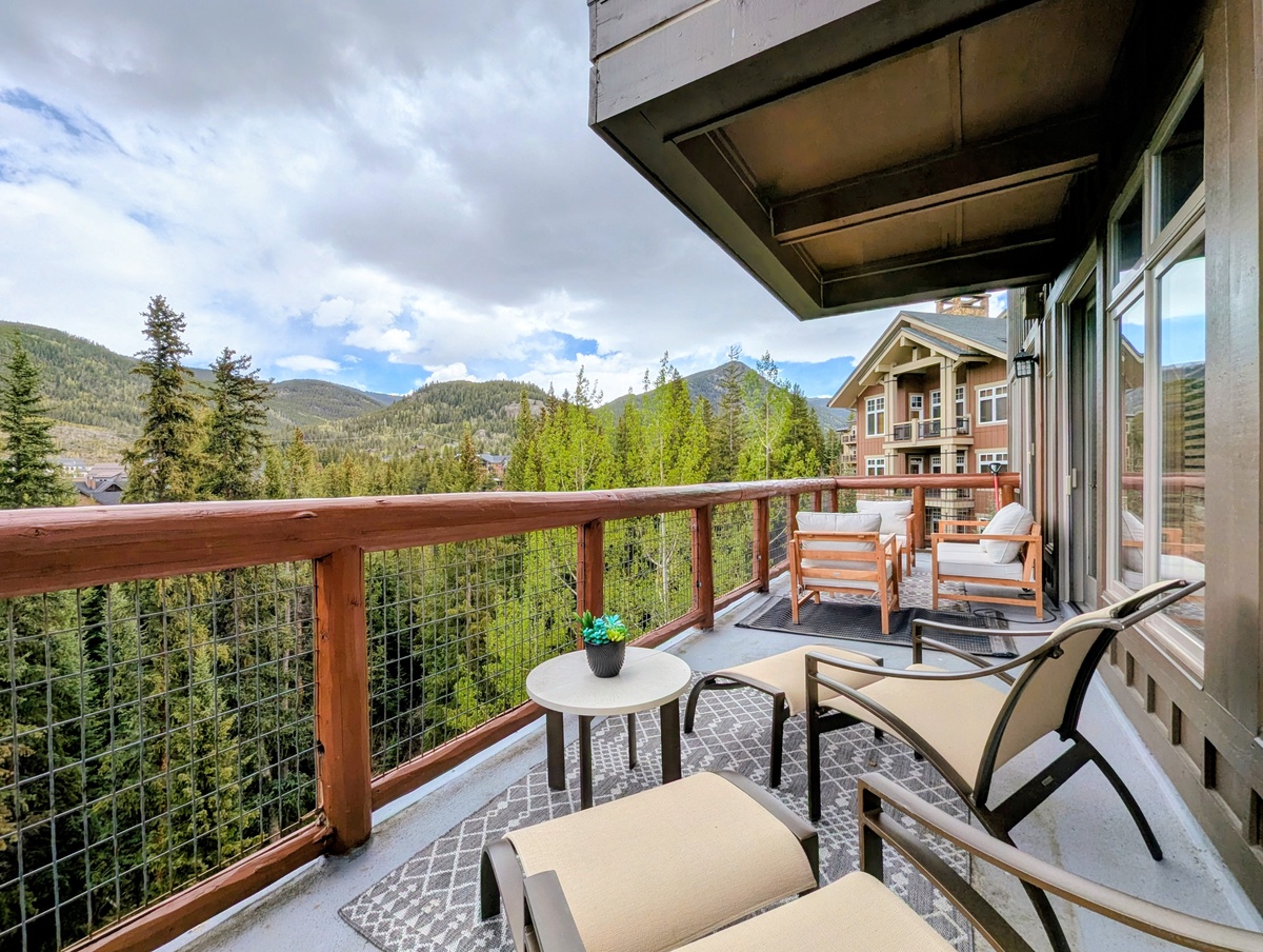 Large private balcony with outstanding views of Keystone #Spring