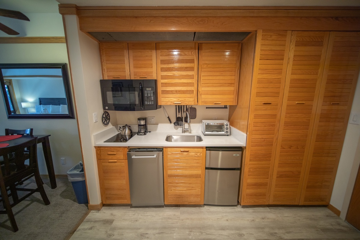 Well appointed kitchenette!