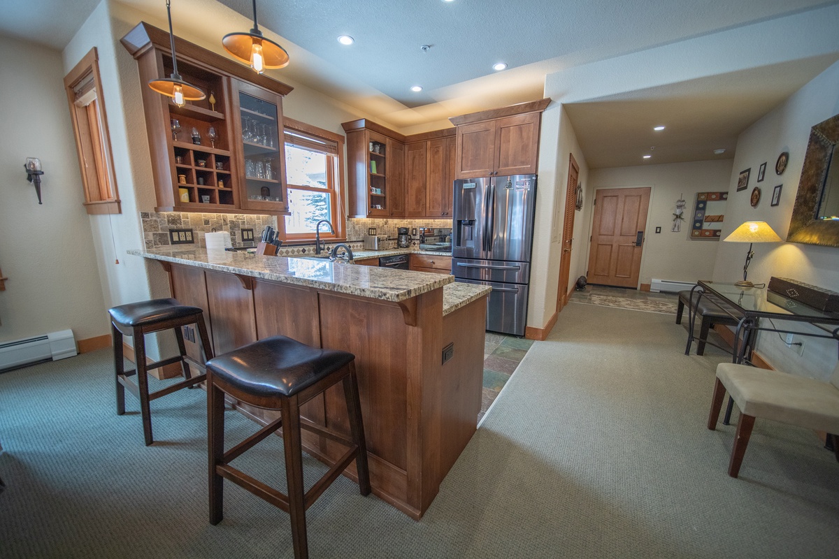 Convenient countertop bar