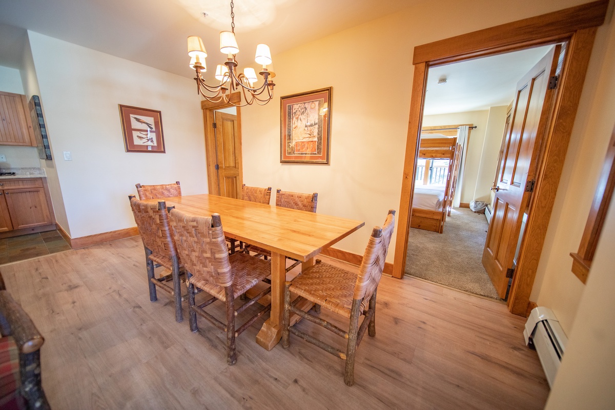 Have memorable vacation meals at the dining table!