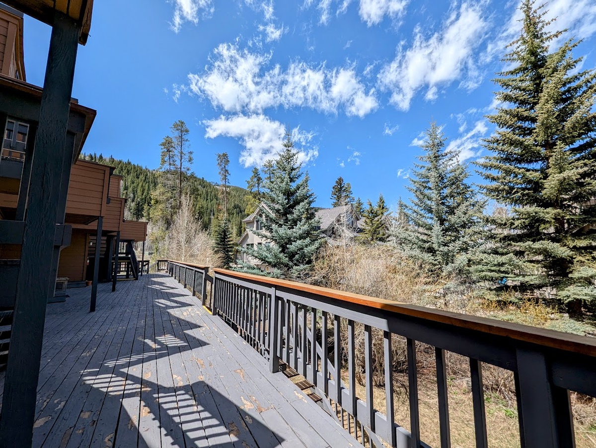 Shared balcony - Walking distance to Mountain House Base Area