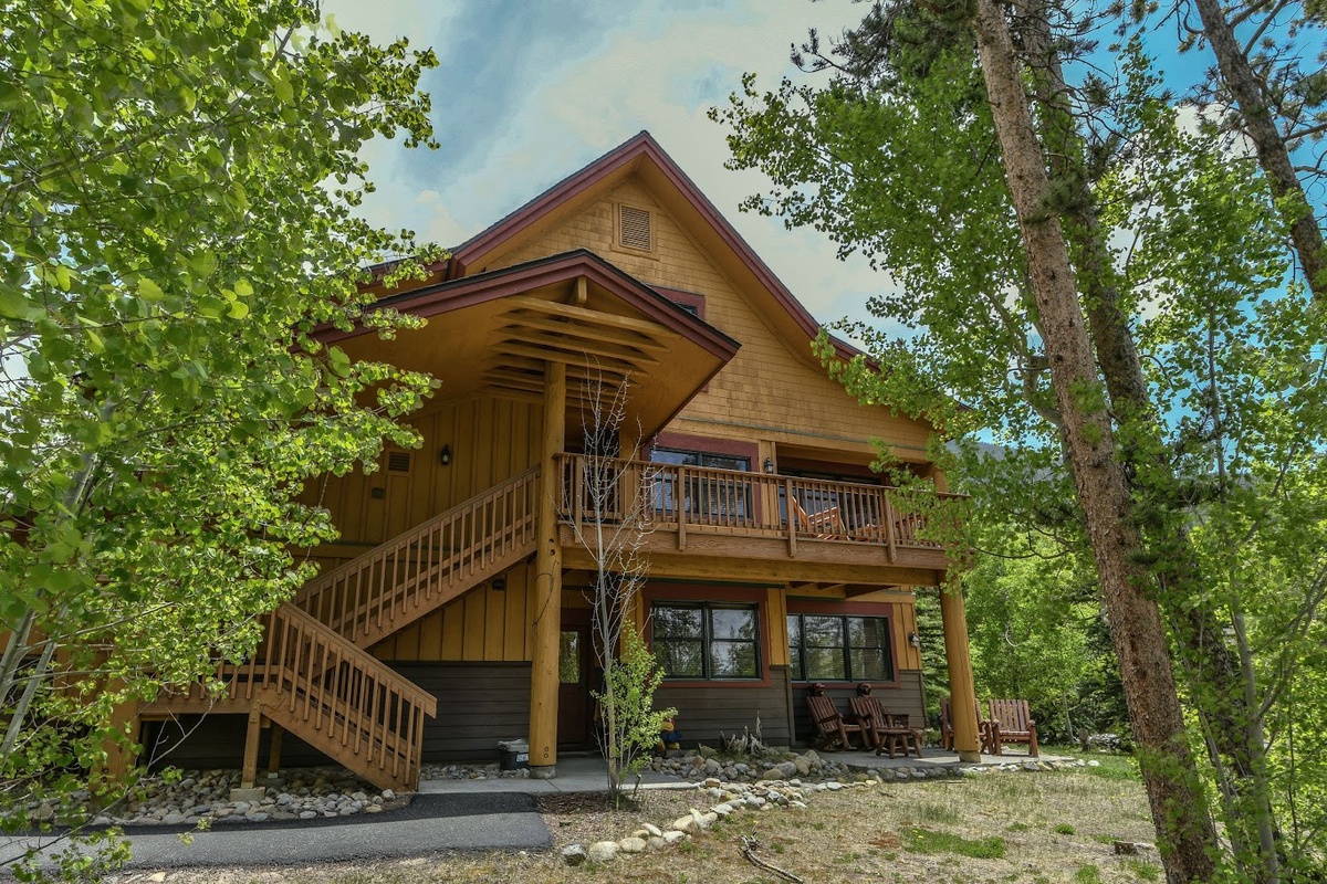 Beautiful front entrance of trappers crossing 8753 #summer