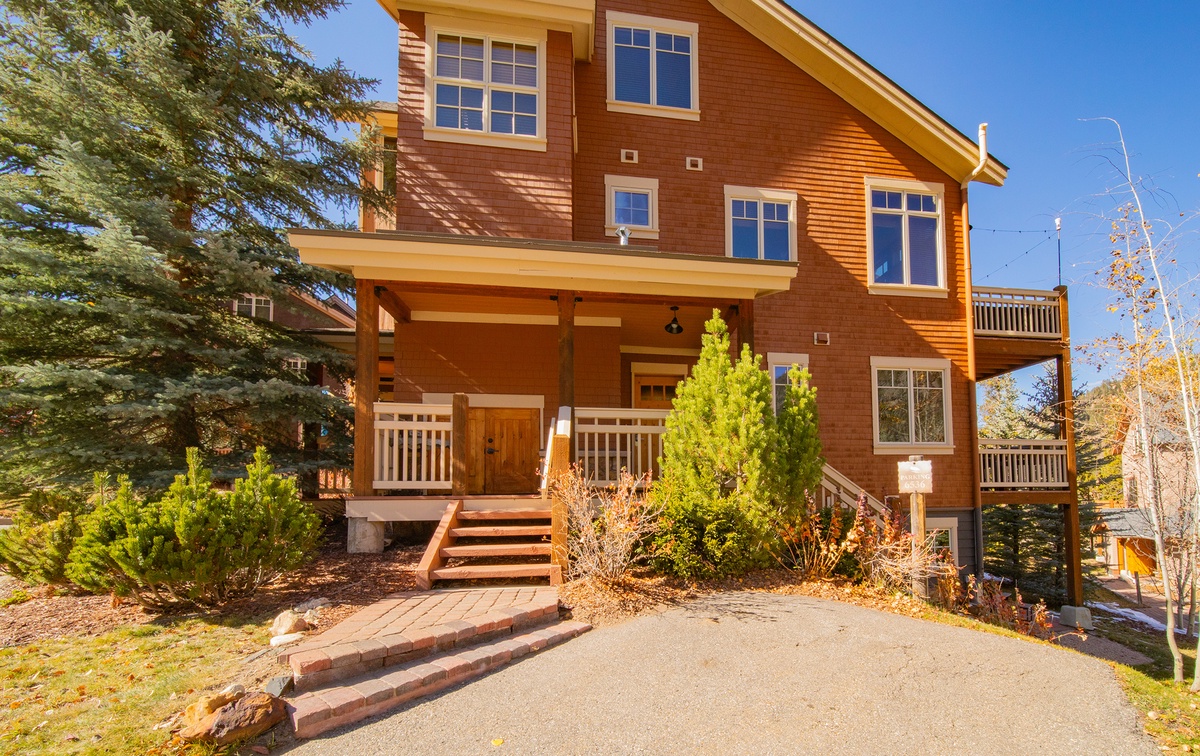 Private outdoor parking at Settlers Creek 6536 #summer