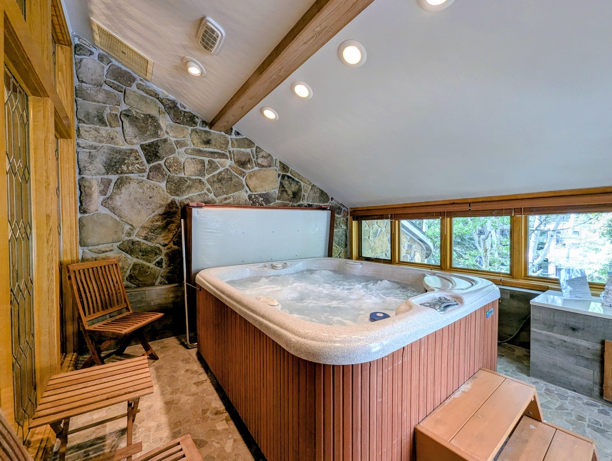 Private Indoor Hot Tub!