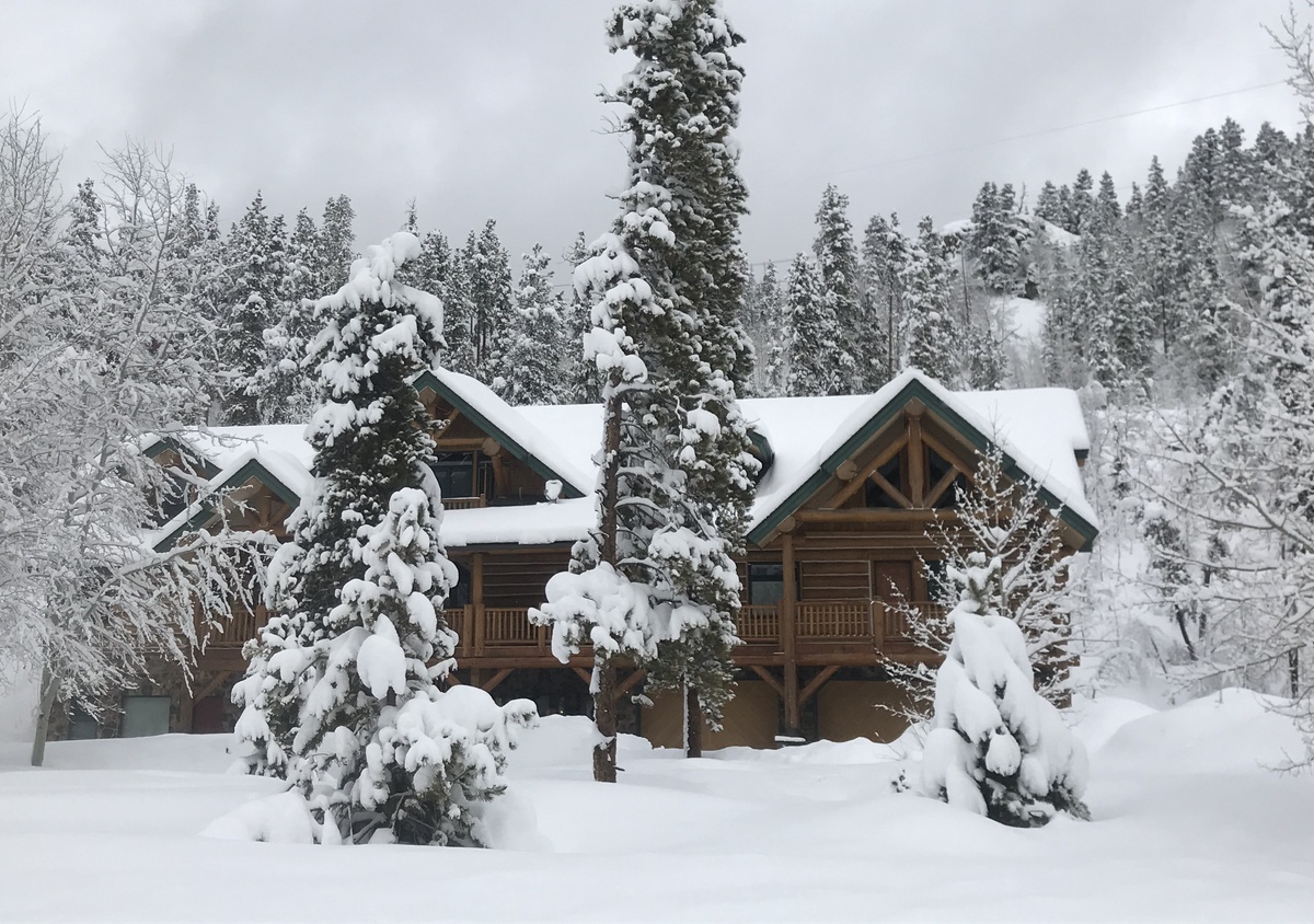 Snow Piling Up at Grand Lodge at Keystone Resort #winter