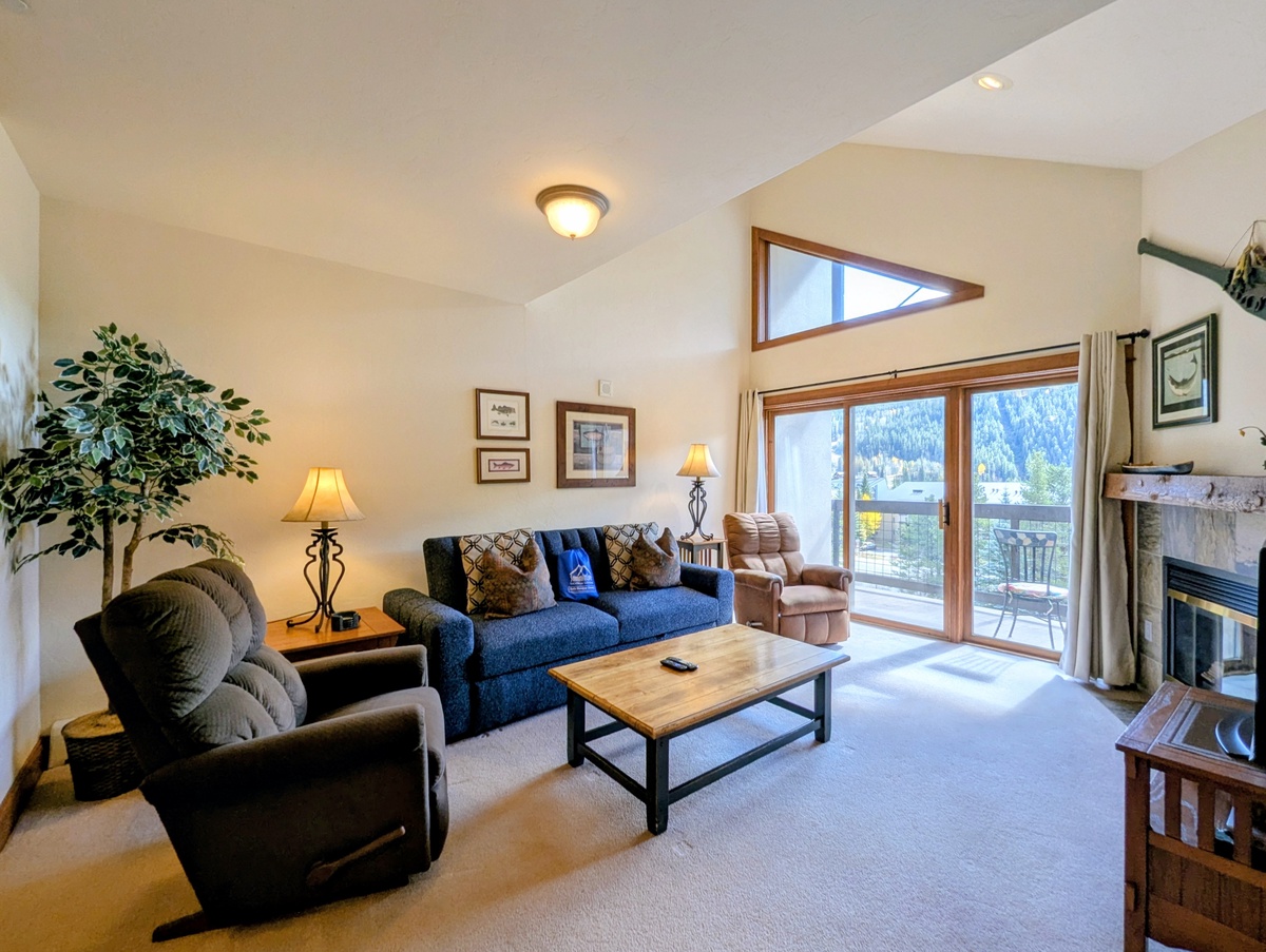 Relax in your bright mountain retreat, where vaulted ceilings and large windows frame stunning alpine views. Step through the glass doors to your private balcony and breathe in the fresh air.