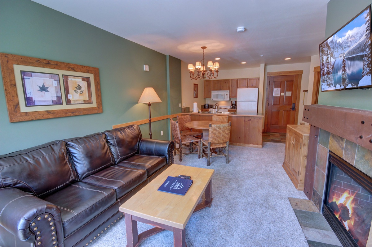 Big living room perfect for entertaining