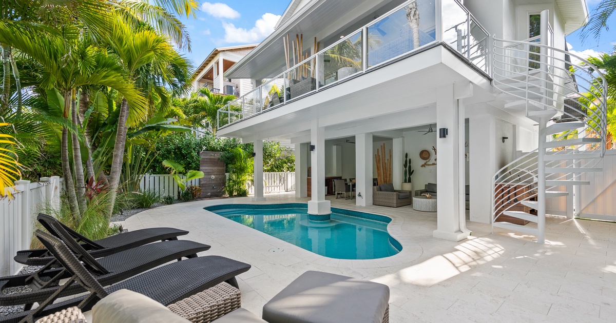 Coconut Palm Paradise - Vacation Rental in Anna Maria,FL | AMI Locals