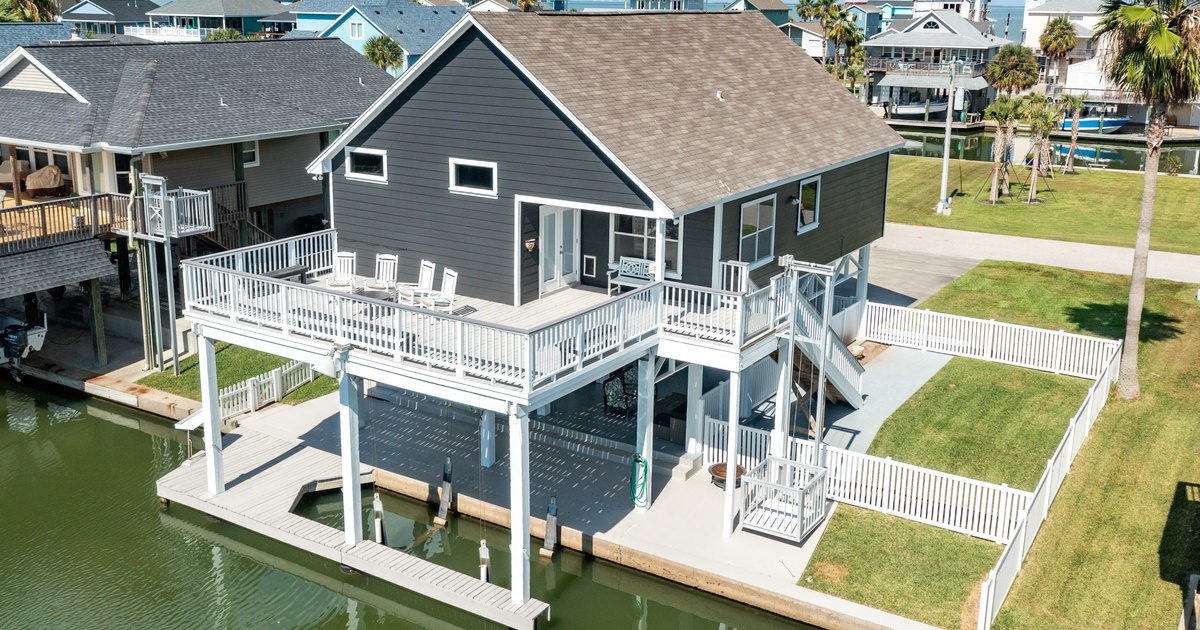 Canal Cottage House in Galveston, TX Sand 'N Sea Properties