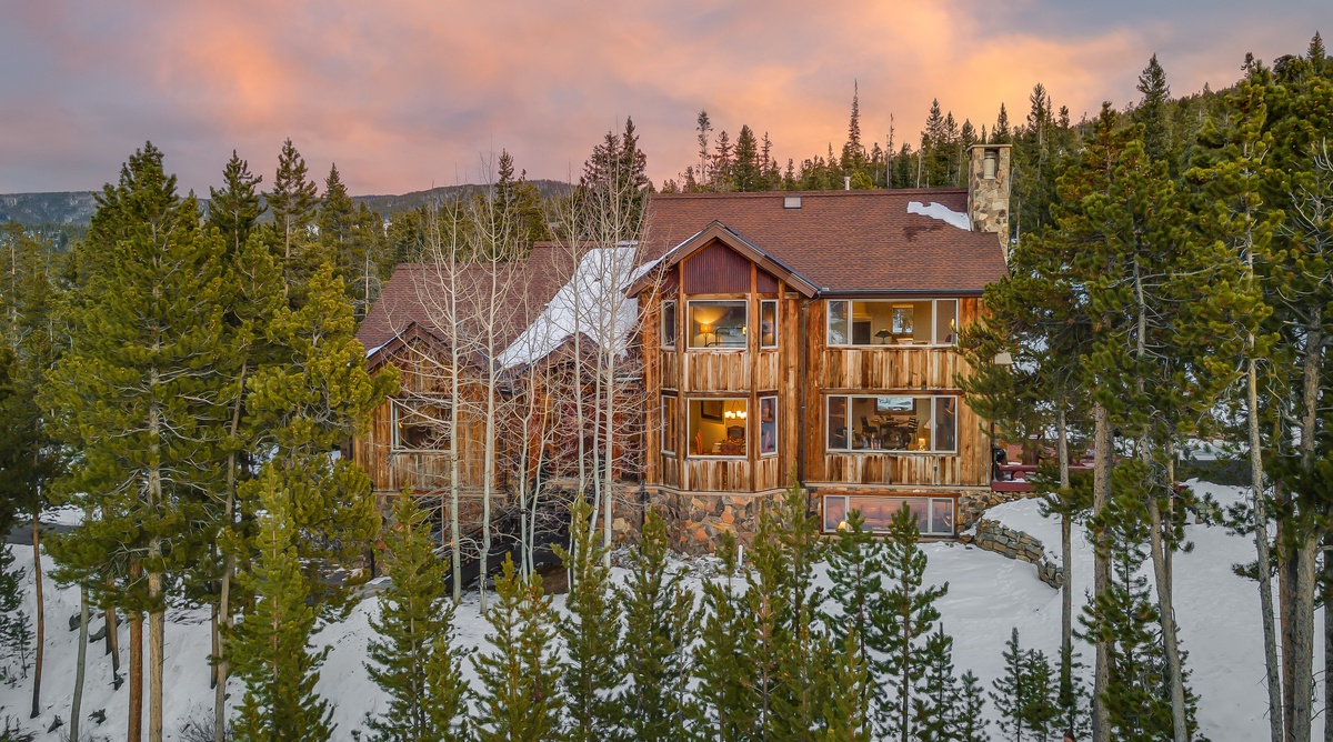 Alpenglow Peaks Lodge