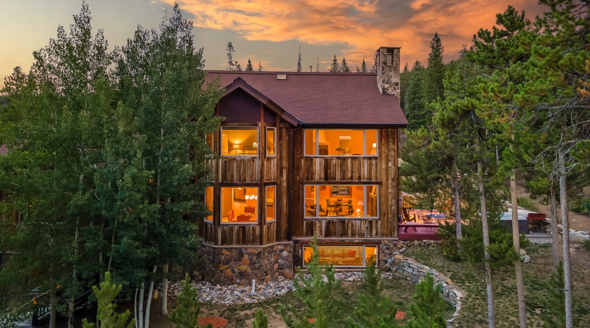 Alpenglow Peaks Lodge