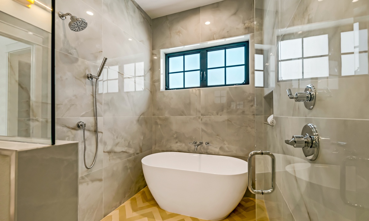 Primary En-Suite - Dual Shower and Soaking Tub
