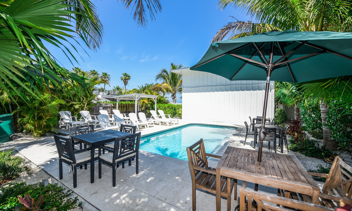 Shared Heated Pool - Outdoor Dining Area - BBQ Grill
