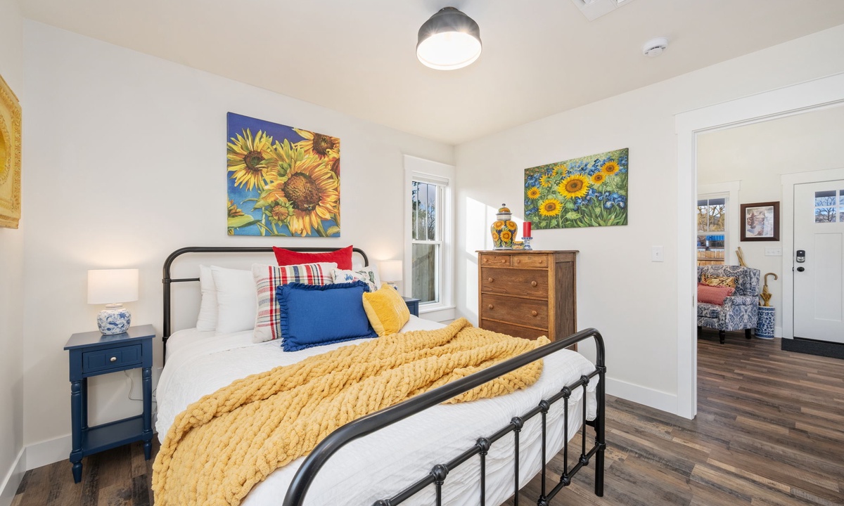 City Park Bungalow – Pet Friendly w/ Dog Run