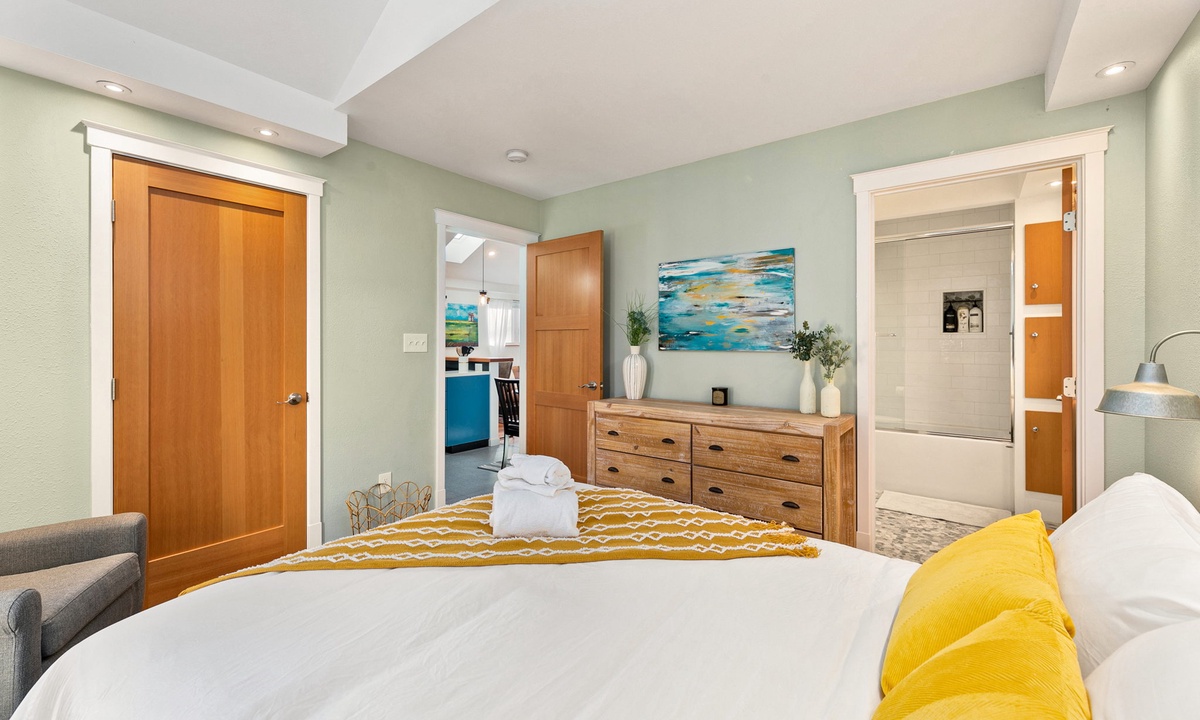 Bedroom 2 | Queen Bed with En-suite Bath