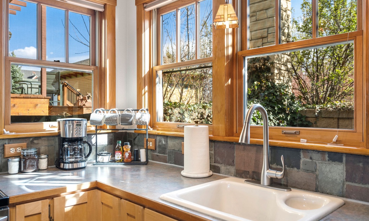 Fully-equipped Kitchen | Great natural lighting!