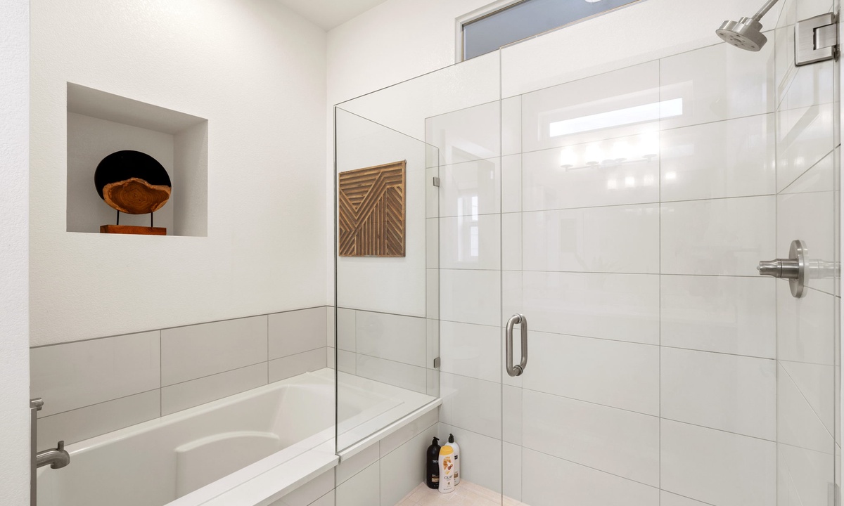 Bathroom 2 | Ensuite Full Bath with Soaking Tub and Walk-in Shower