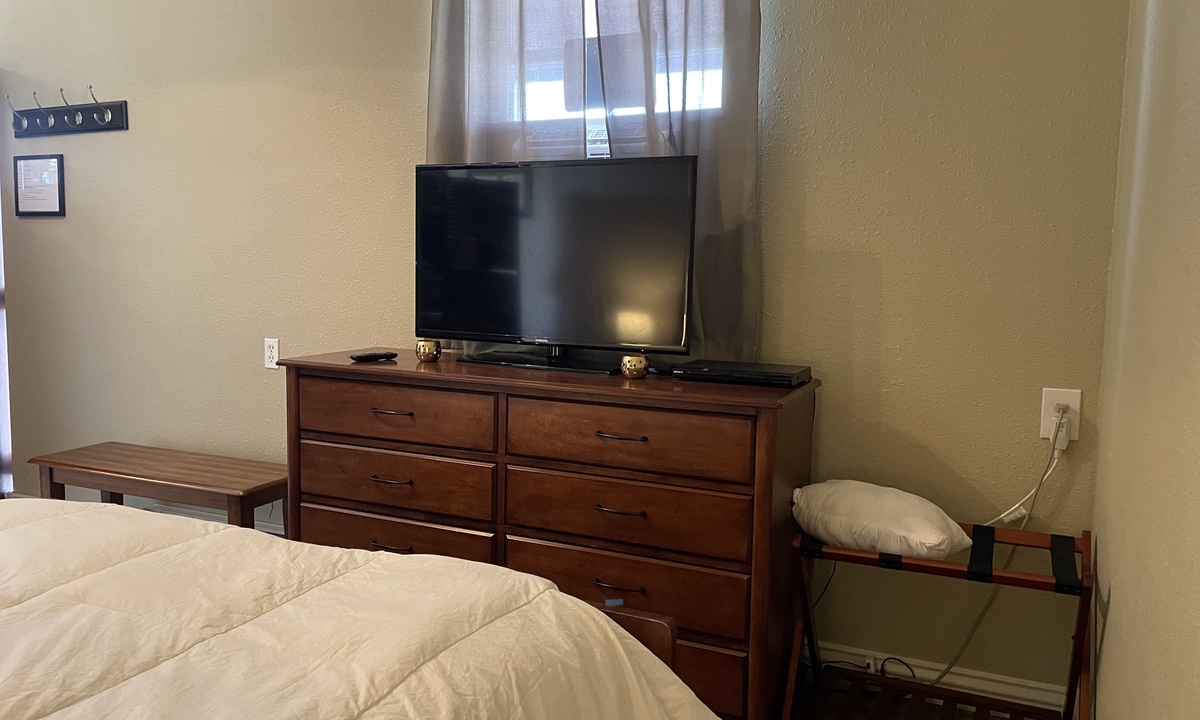 Bedroom | Queen Bed with Smart TV