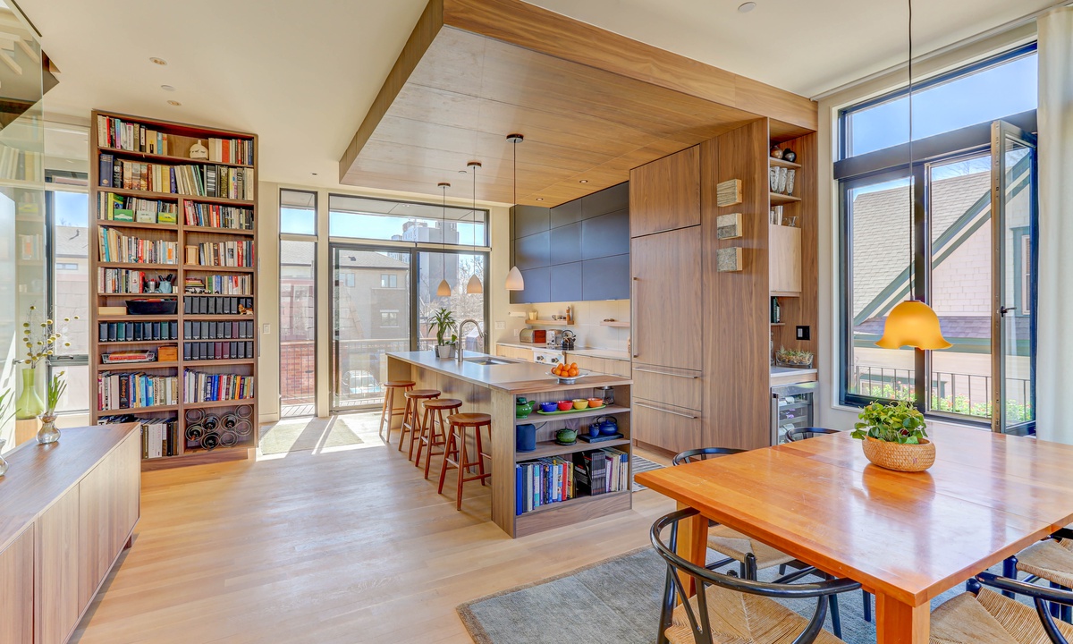 L'Avenir on Oak | Steps from Old Town Square