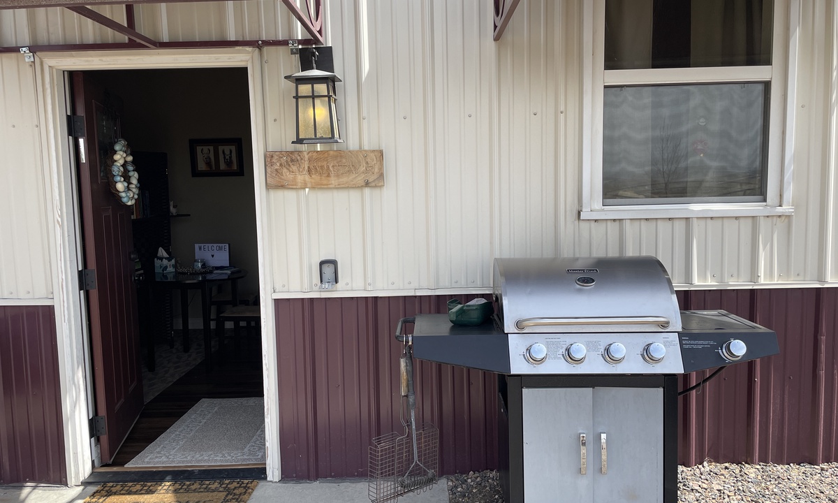Front Entry | BBQ Grill and Bistro Table with Mountain Views!
