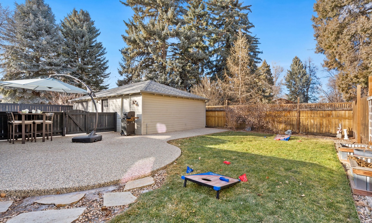 Private Backyard | Corn Hole, BBQ Grill and Outdoor Dining Area!