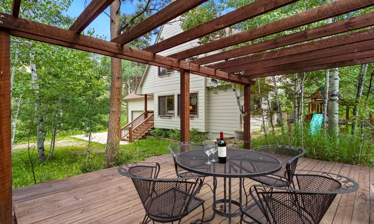 Outdoor Dining Area | Sit back, relax and enjoy the fresh Colorado air!