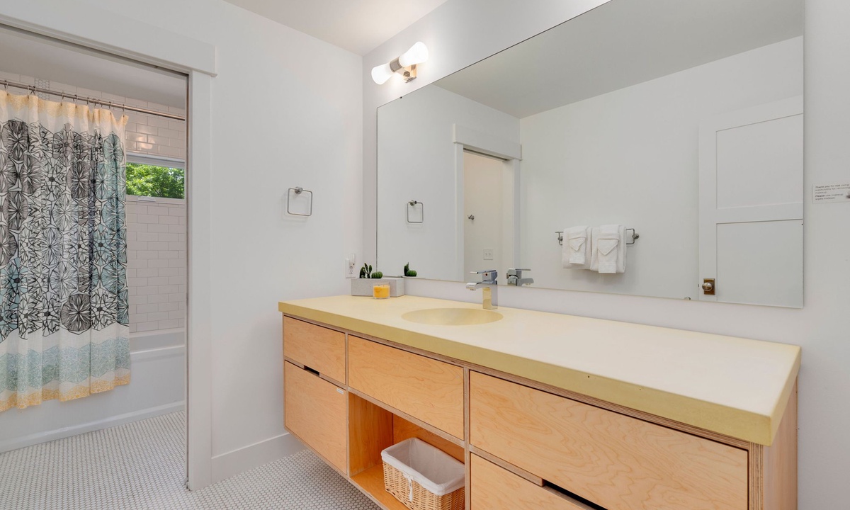 Bathroom 3 | Full Bath with Tub/Shower Combo (upper level)