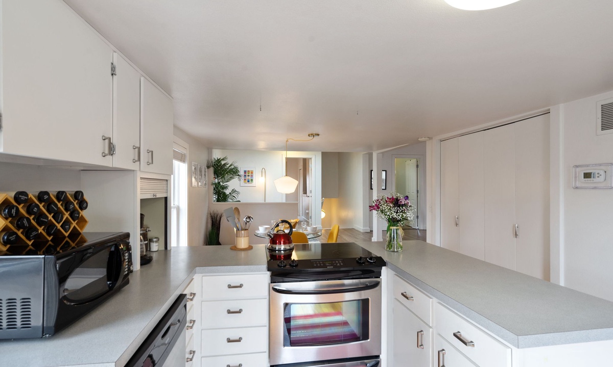 Fully-equipped Kitchen w/ Stainless Steel Appliances
