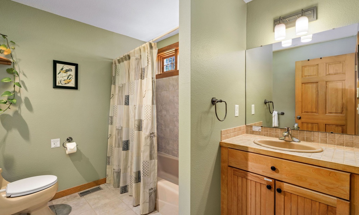 Bathroom 3 | Tub/Shower Combo (upper level)