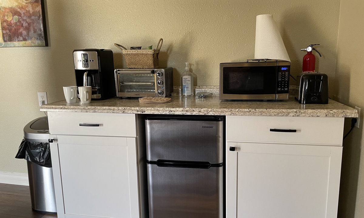 Kitchenette with Mini-fridge, Microwave, Hot Plate, Toaster and Coffee Maker