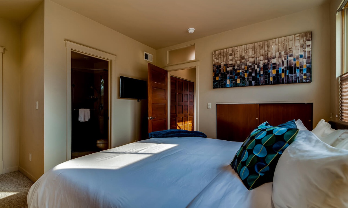 Bedroom 2 | King Bed with En-suite Bath