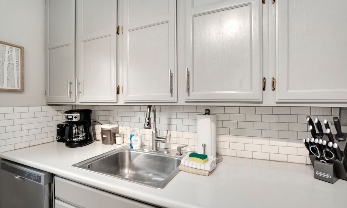 Fully-equipped Kitchen | Includes microwave and dishwasher!