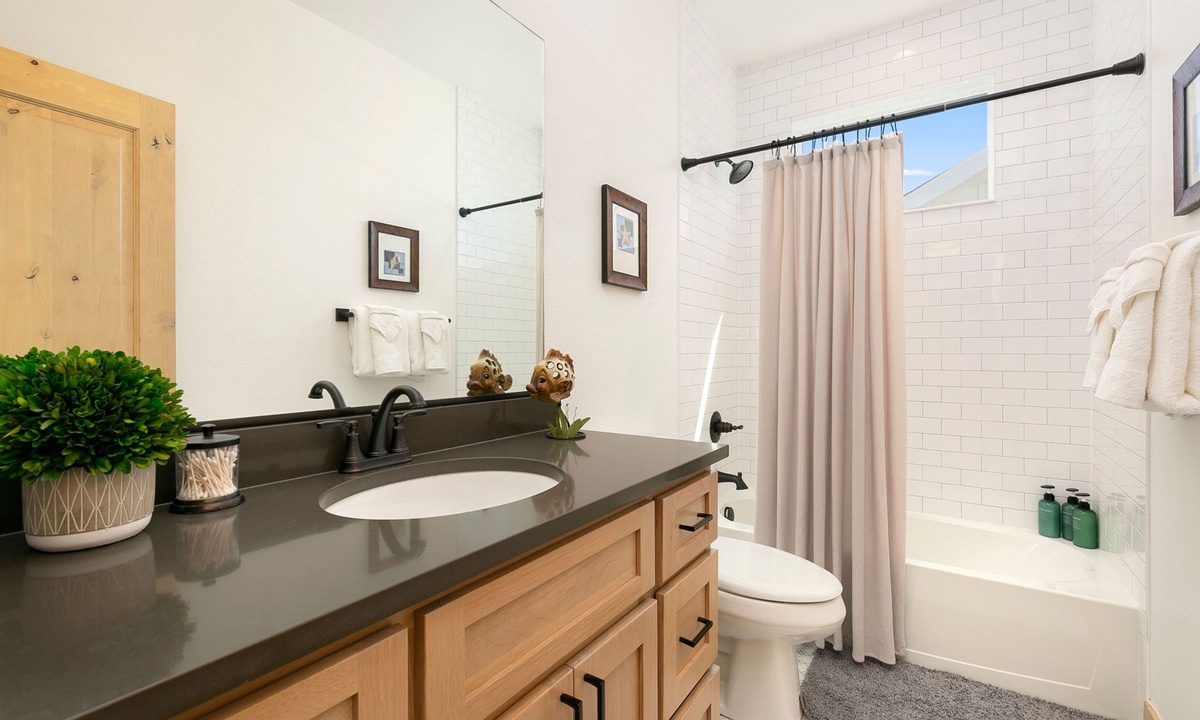 Bathroom 3 | Bathroom with Tub/Shower Combo (upper level)