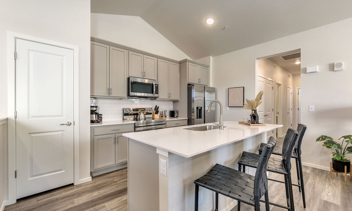 Chef's Kitchen with Breakfast Bar | Seating for 3!