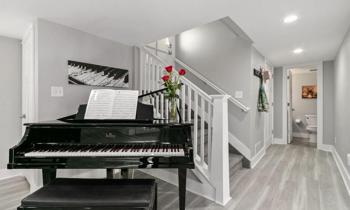 Baby Grand Piano | Musicians Welcome!