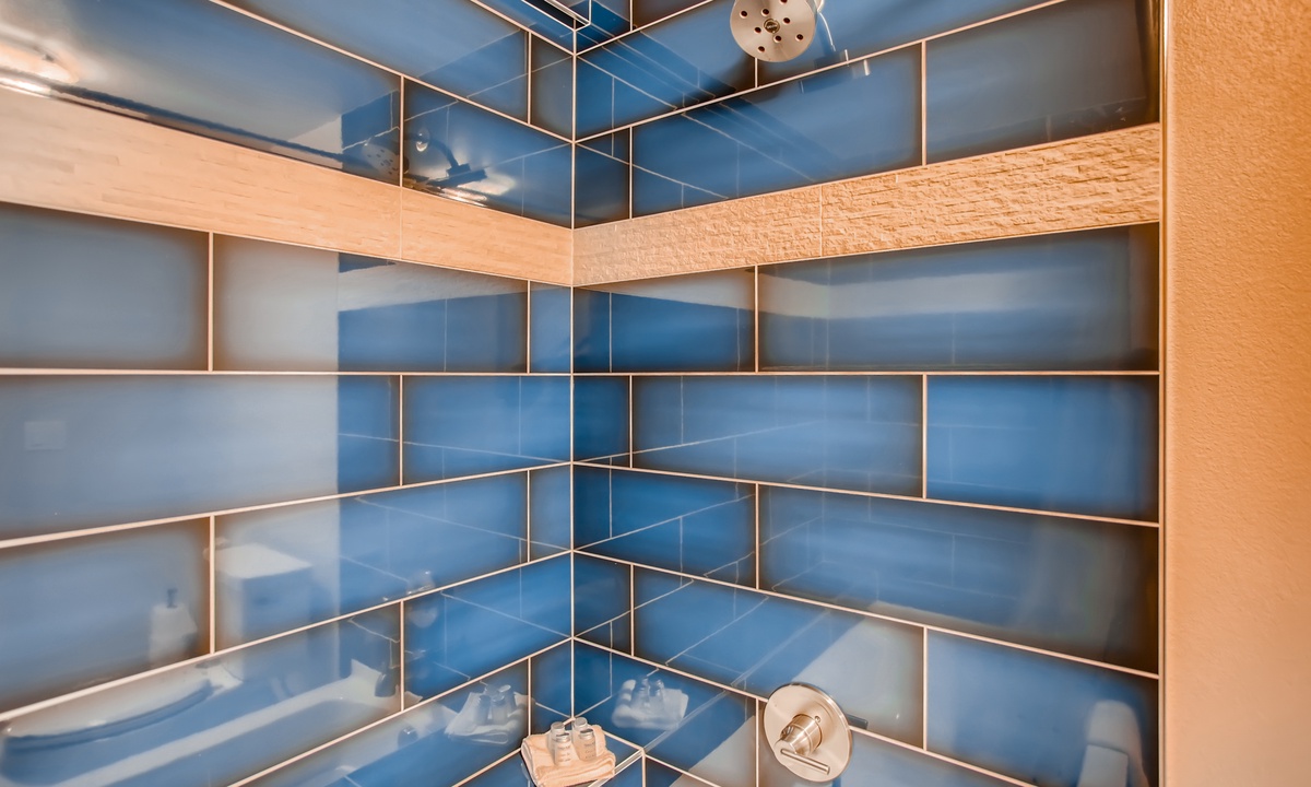 Bathroom 2 | Gorgeous tub-to-ceiling tile!